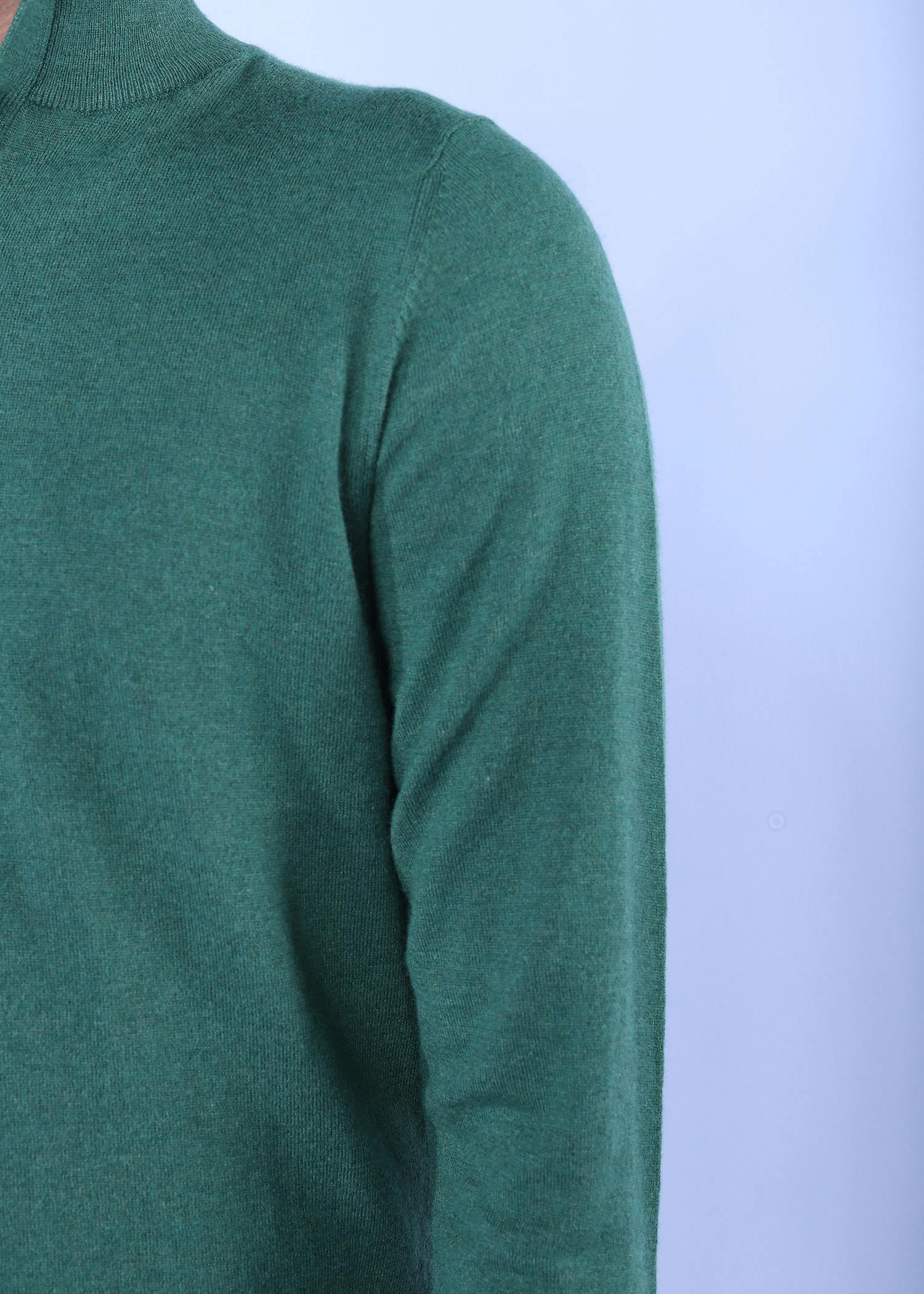 hornero i sweater green color close front view