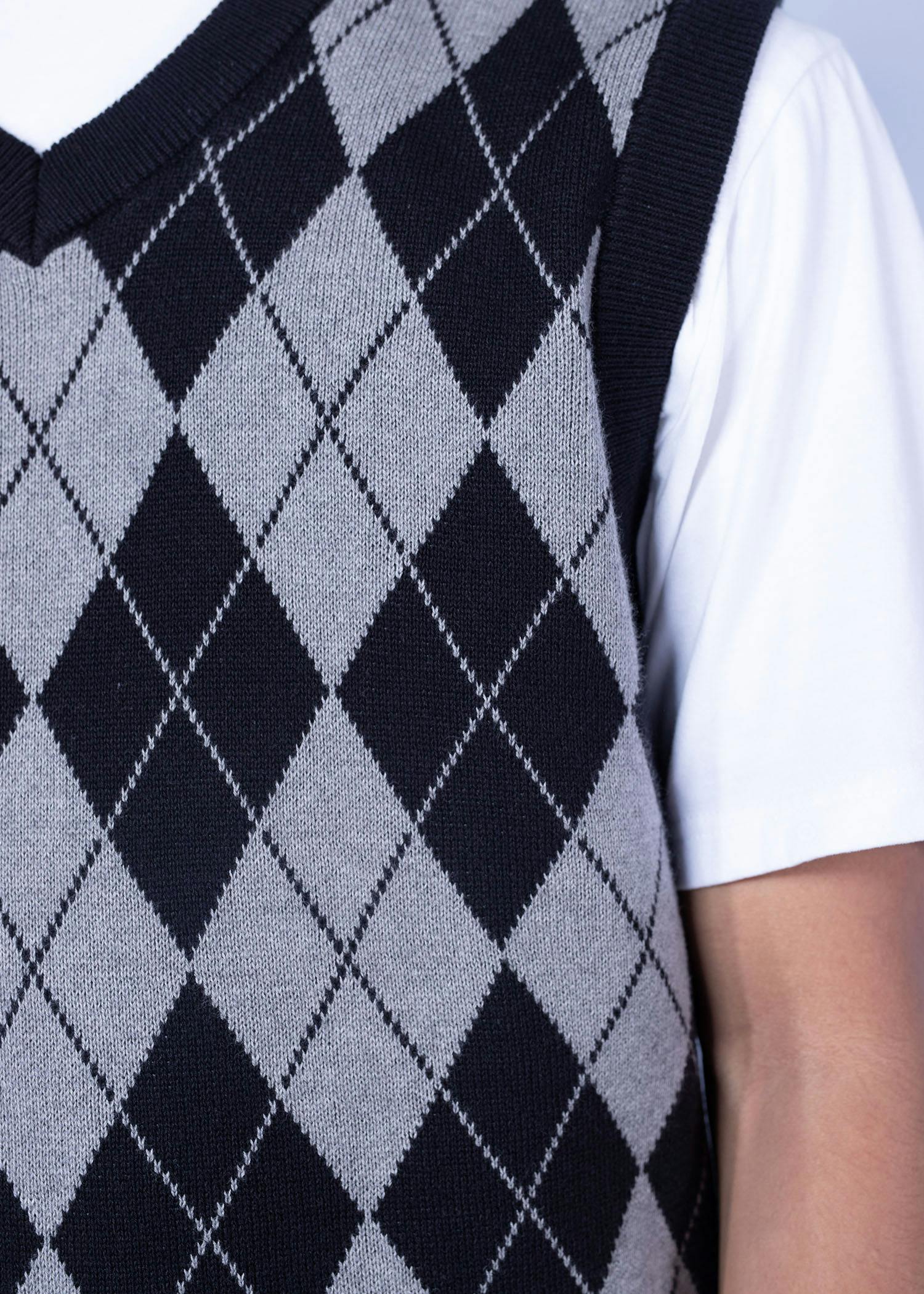 mardin vest sweater black grey color close front view